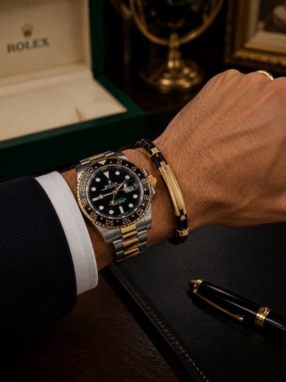 Bracelete de couro trançado com fecho dourado