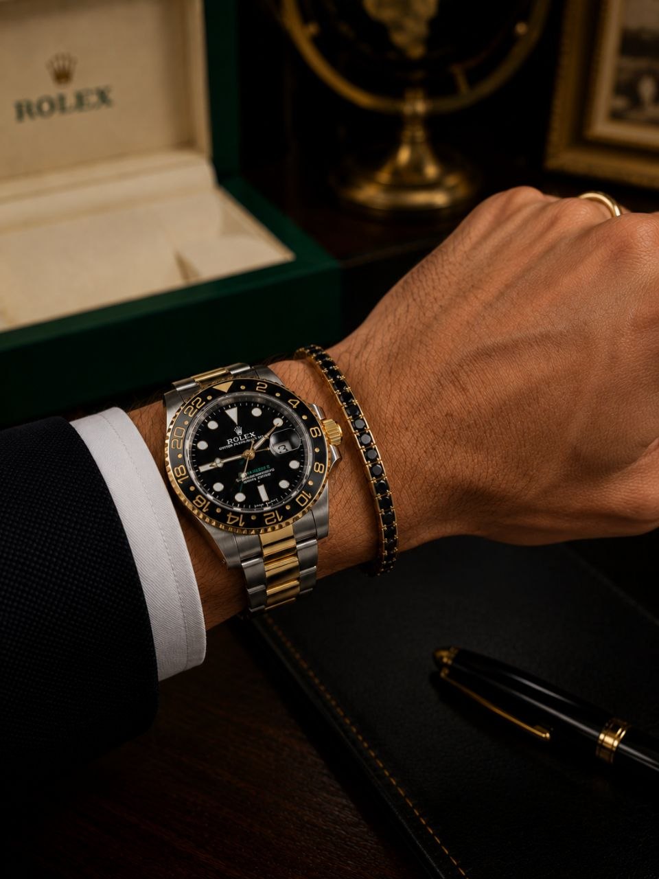 Pulseira em pedra natural ônix com fecho dourado, no contexto de quem trabalha